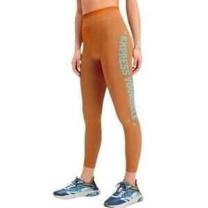 NWT Fabletics Ultra High Waisted Seamless Expression 7/8 Leggings Pants‎ M